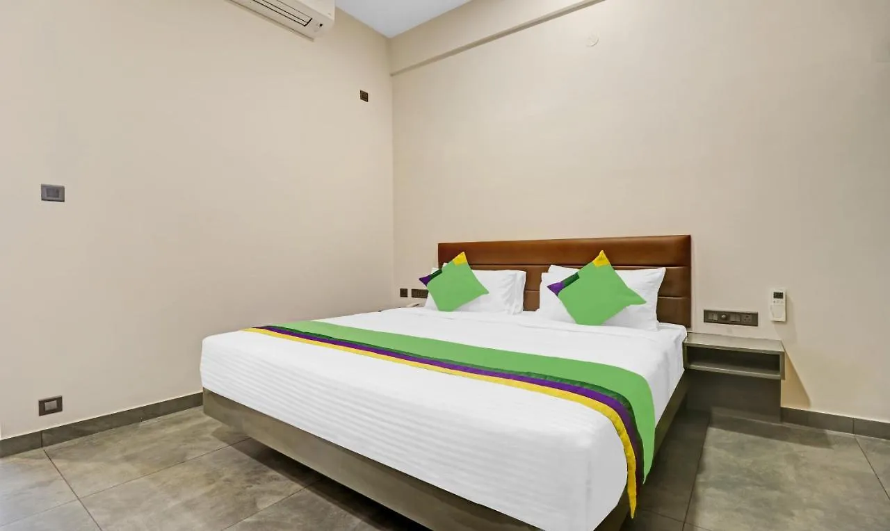 Kochi Treebo Grand Vistara Airport Suites מלון